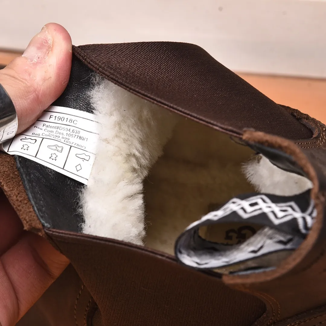 Men's shoes 💰640 (full genuine wool lining, 10% off for fake ones) Please pay attention to the quality of the original item and compare the thickness of the wool 🏮🏮 Popular UGG men's shoes from Australia's warm luxury brand, the official website is synchronized, Beckham men's style..., made of imported first-layer waxed cowhide, waxed toe cap, Australian real wool velvet lining Carefully sewn...Imported rubber Martin boots outsole (comfortable, soft and wear-resistant). I really like the quality..Exquisite workmanship. You can't put it down at first sight. Size 39-44
